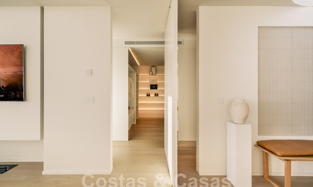 Indrukwekkend gerenoveerd penthouse te koop met panoramisch golf- en zeezicht in het hartje van Nueva Andalucia, Marbella 61810