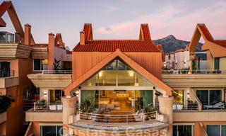 Indrukwekkend gerenoveerd penthouse te koop met panoramisch golf- en zeezicht in het hartje van Nueva Andalucia, Marbella 61814 