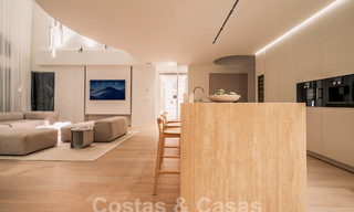 Indrukwekkend gerenoveerd penthouse te koop met panoramisch golf- en zeezicht in het hartje van Nueva Andalucia, Marbella 61816 