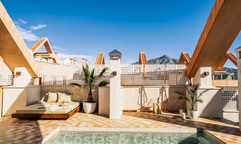 Indrukwekkend gerenoveerd penthouse te koop met panoramisch golf- en zeezicht in het hartje van Nueva Andalucia, Marbella 61818