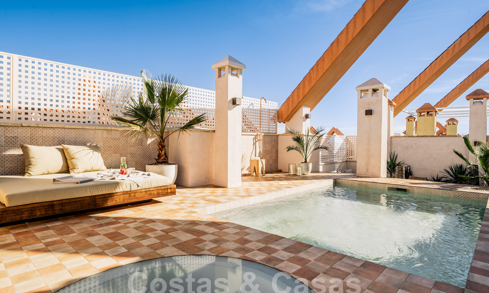 Indrukwekkend gerenoveerd penthouse te koop met panoramisch golf- en zeezicht in het hartje van Nueva Andalucia, Marbella 61819