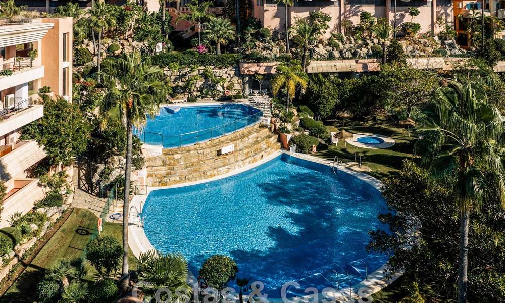 Indrukwekkend gerenoveerd penthouse te koop met panoramisch golf- en zeezicht in het hartje van Nueva Andalucia, Marbella 61822