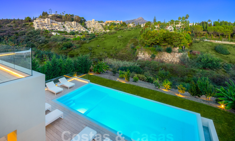 Geavanceerde luxevilla met modern design te koop op loopafstand van de golfbaan in Nueva Andalucia, Marbella 61342