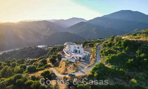 Nog af te werken moderne villa te koop omgeven met 360º uitzicht op de bergen, het meer en de zee, dicht bij Marbella 61930