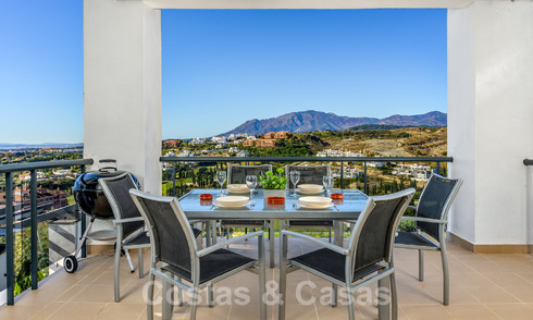 Ruim, modern appartement te koop met panoramisch golf- en zeezicht in een vijfsterren golfresort in Benahavis - Marbella 62319