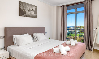 Ruim, modern appartement te koop met panoramisch golf- en zeezicht in een vijfsterren golfresort in Benahavis - Marbella 62321 