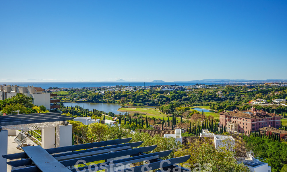 Ruim, modern appartement te koop met panoramisch golf- en zeezicht in een vijfsterren golfresort in Benahavis - Marbella 62323