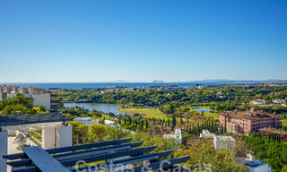 Ruim, modern appartement te koop met panoramisch golf- en zeezicht in een vijfsterren golfresort in Benahavis - Marbella 62323 