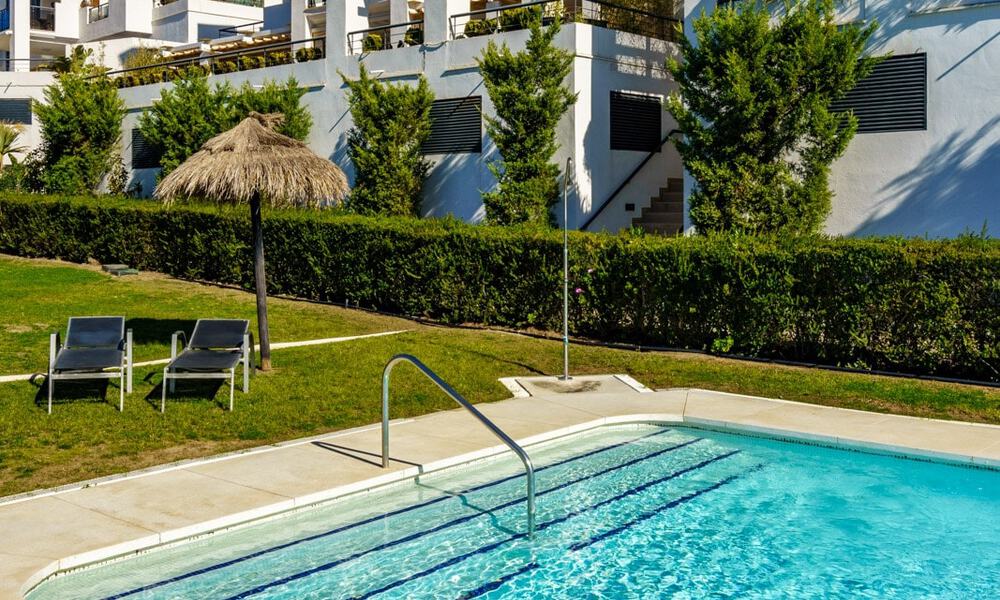 Ruim, modern appartement te koop met panoramisch golf- en zeezicht in een vijfsterren golfresort in Benahavis - Marbella 62325
