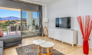Ruim, modern appartement te koop met panoramisch golf- en zeezicht in een vijfsterren golfresort in Benahavis - Marbella 62327 