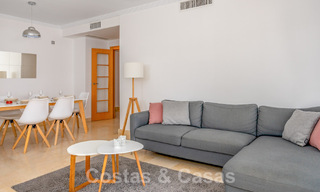 Ruim, modern appartement te koop met panoramisch golf- en zeezicht in een vijfsterren golfresort in Benahavis - Marbella 62328 