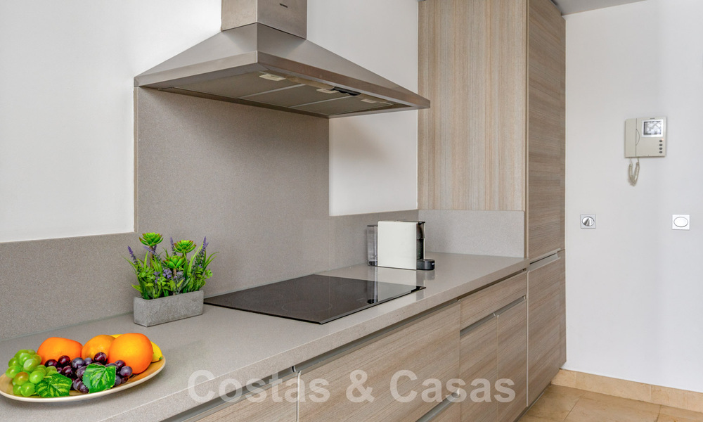 Ruim, modern appartement te koop met panoramisch golf- en zeezicht in een vijfsterren golfresort in Benahavis - Marbella 62333