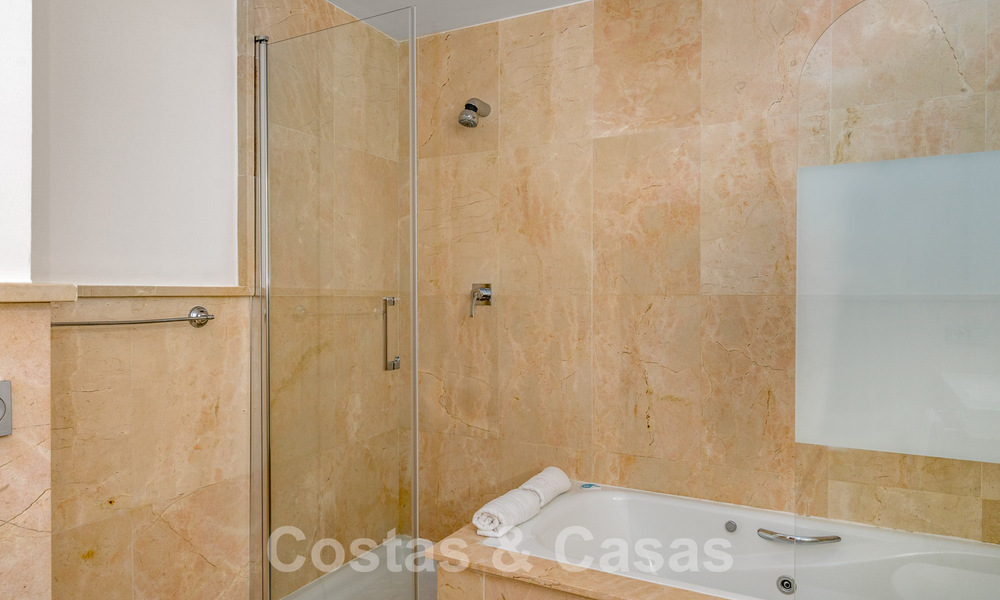 Ruim, modern appartement te koop met panoramisch golf- en zeezicht in een vijfsterren golfresort in Benahavis - Marbella 62335