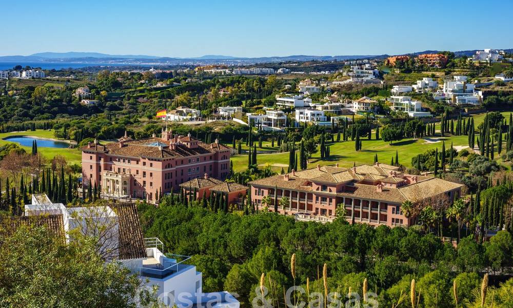 Ruim, modern appartement te koop met panoramisch golf- en zeezicht in een vijfsterren golfresort in Benahavis - Marbella 62339