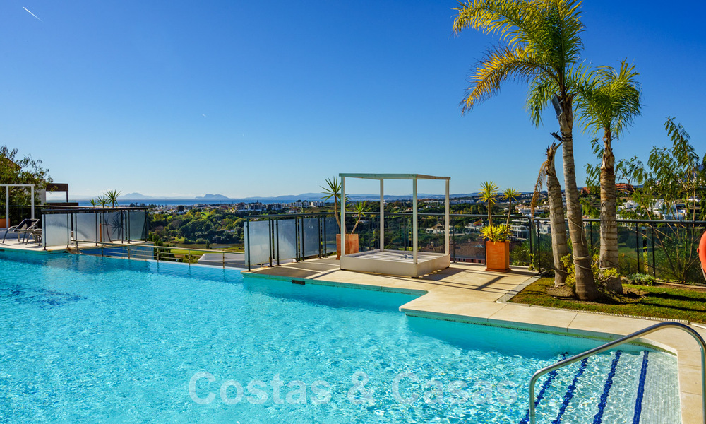 Ruim, modern appartement te koop met panoramisch golf- en zeezicht in een vijfsterren golfresort in Benahavis - Marbella 62340