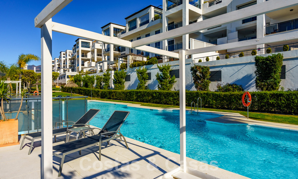 Ruim, modern appartement te koop met panoramisch golf- en zeezicht in een vijfsterren golfresort in Benahavis - Marbella 62341