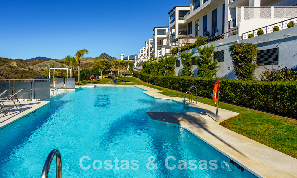 Ruim, modern appartement te koop met panoramisch golf- en zeezicht in een vijfsterren golfresort in Benahavis - Marbella 62342