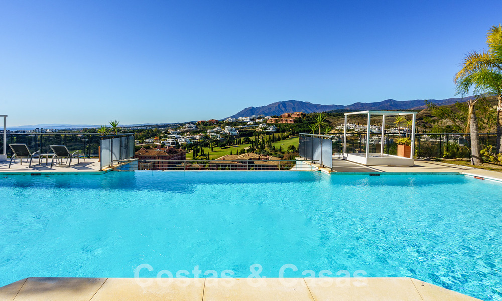 Ruim, modern appartement te koop met panoramisch golf- en zeezicht in een vijfsterren golfresort in Benahavis - Marbella 62343
