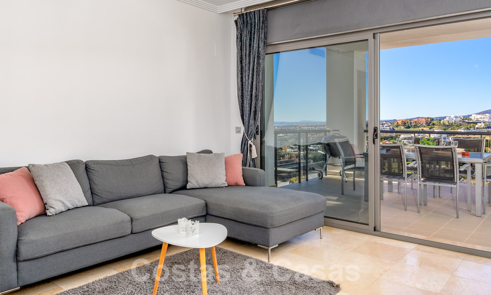 Ruim, modern appartement te koop met panoramisch golf- en zeezicht in een vijfsterren golfresort in Benahavis - Marbella 62344