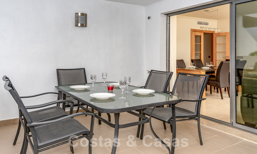 Instapklaar, modern appartement te koop met weids uitzicht o/d golf e/d zee i/e golfresort in Benahavis - Marbella 62352