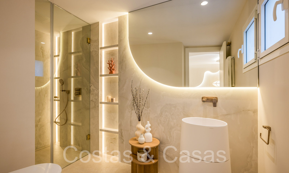 Kwalitatief gerenoveerd, immens penthouse te koop in een eerstelijnsstrand complex ten oosten van Marbella centrum 70657