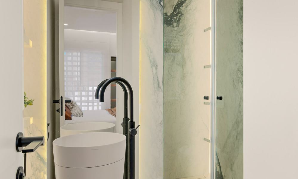 Kwalitatief gerenoveerd, immens penthouse te koop in een eerstelijnsstrand complex ten oosten van Marbella centrum 70659