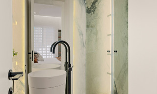 Kwalitatief gerenoveerd, immens penthouse te koop in een eerstelijnsstrand complex ten oosten van Marbella centrum 70659 