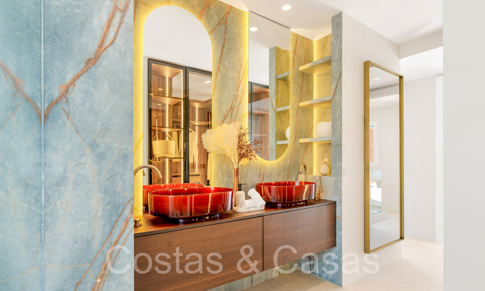 Kwalitatief gerenoveerd, immens penthouse te koop in een eerstelijnsstrand complex ten oosten van Marbella centrum 70661