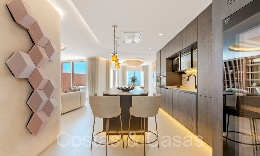Kwalitatief gerenoveerd, immens penthouse te koop in een eerstelijnsstrand complex ten oosten van Marbella centrum 70672