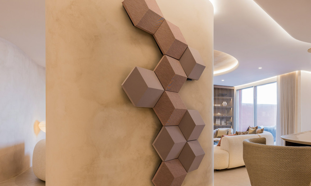 Kwalitatief gerenoveerd, immens penthouse te koop in een eerstelijnsstrand complex ten oosten van Marbella centrum 70677