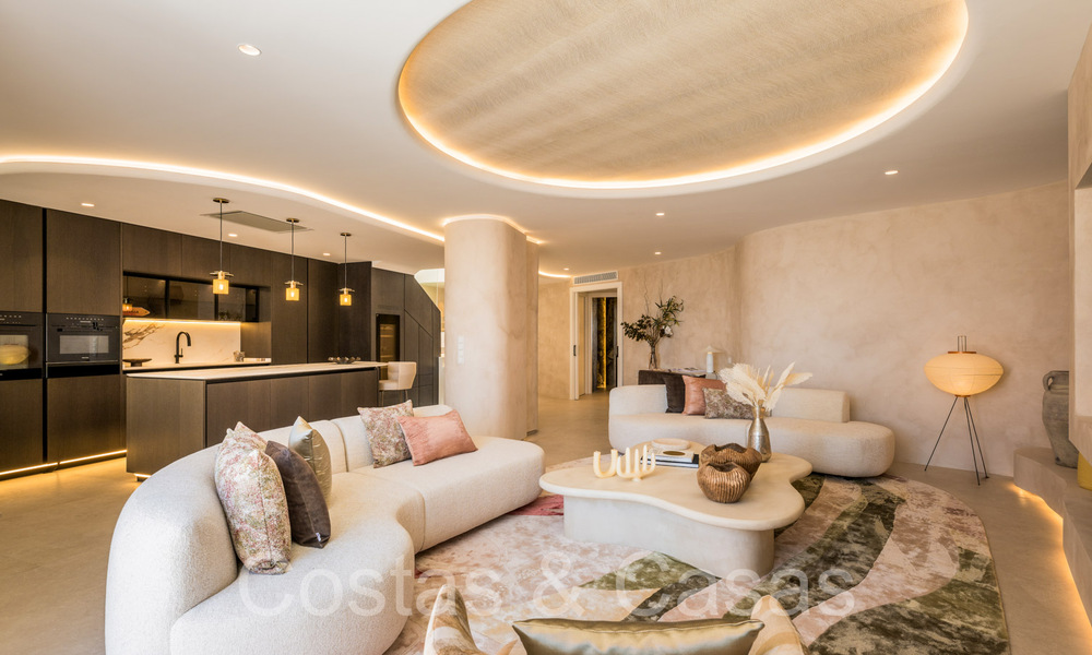 Kwalitatief gerenoveerd, immens penthouse te koop in een eerstelijnsstrand complex ten oosten van Marbella centrum 70685