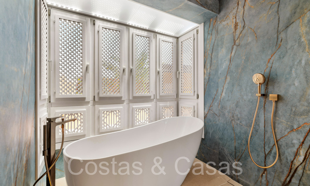 Kwalitatief gerenoveerd, immens penthouse te koop in een eerstelijnsstrand complex ten oosten van Marbella centrum 70689