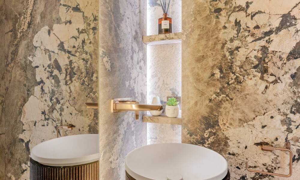 Kwalitatief gerenoveerd, immens penthouse te koop in een eerstelijnsstrand complex ten oosten van Marbella centrum 70691