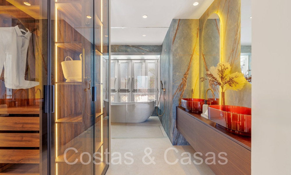 Kwalitatief gerenoveerd, immens penthouse te koop in een eerstelijnsstrand complex ten oosten van Marbella centrum 70693