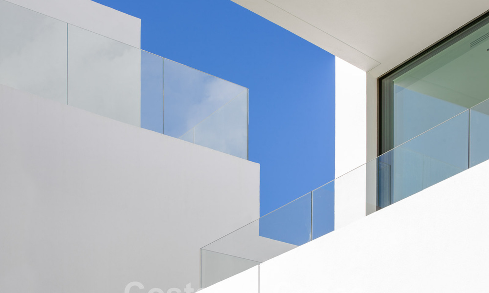 Instapklare luxevilla’s te koop in een nieuw innovatief complex bestaande uit 12 geavanceerde villa’s met zeezicht, op de Golden Mile van Marbella 62660