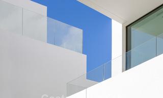 Instapklare luxevilla’s te koop in een nieuw innovatief complex bestaande uit 12 geavanceerde villa’s met zeezicht, op de Golden Mile van Marbella 62660 