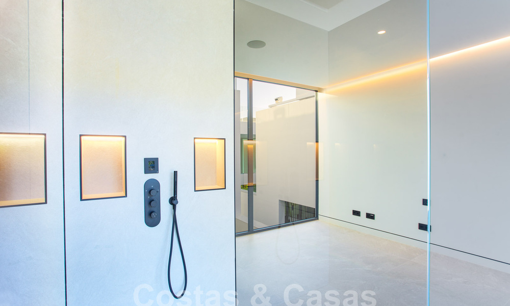 Instapklare luxevilla’s te koop in een nieuw innovatief complex bestaande uit 12 geavanceerde villa’s met zeezicht, op de Golden Mile van Marbella 62692