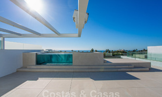 Instapklare luxevilla’s te koop in een nieuw innovatief complex bestaande uit 12 geavanceerde villa’s met zeezicht, op de Golden Mile van Marbella 62710 