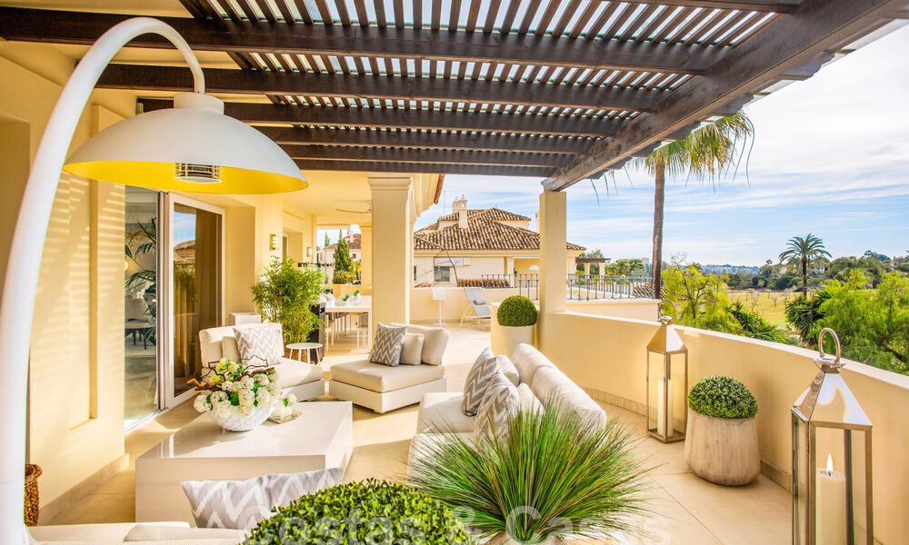Ruim, luxe penthouse te koop met 4 slaapkamers in een eerstelijns golfcomplex in Nueva Andalucia, Marbella 63059