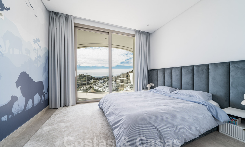 Eersteklas, modern appartement te koop, met uitzicht op zee, golf en bergen in Benahavis - Marbella 63140