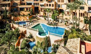 Luxe appartement te koop met een modern interieur in een luxe complex in Nueva Andalucia’s golfvallei, Marbella 63265 