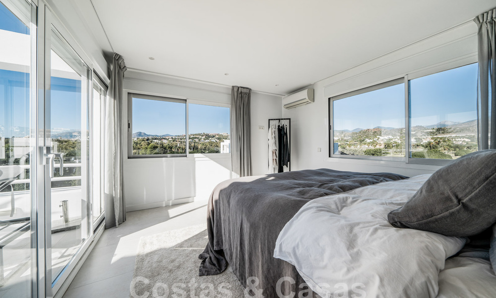 Luxueus duplex penthouse met hedendaags interieur te koop, eerstelijns golf in Nueva Andalucia’s golfvallei, Marbella 63313
