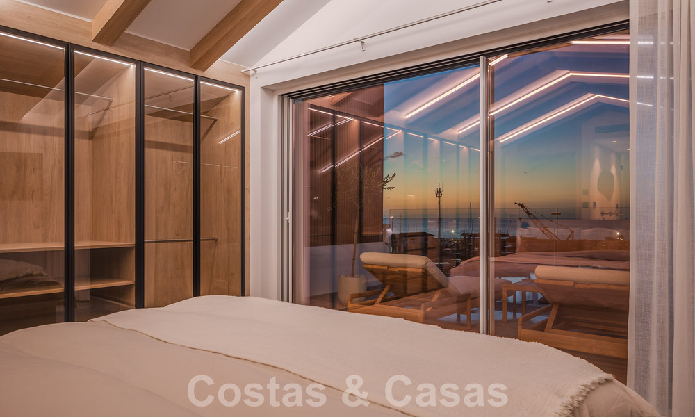 Modern gerenoveerd penthouse te koop, eerstelijns in de jachthaven van Puerto Banus, Marbella 63433