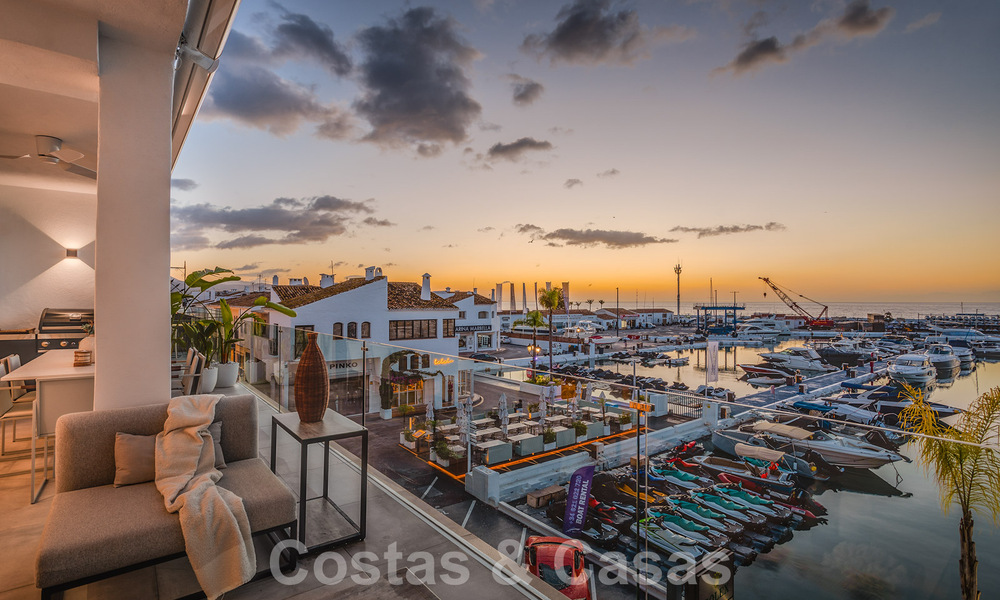 Modern gerenoveerd penthouse te koop, eerstelijns in de jachthaven van Puerto Banus, Marbella 63437