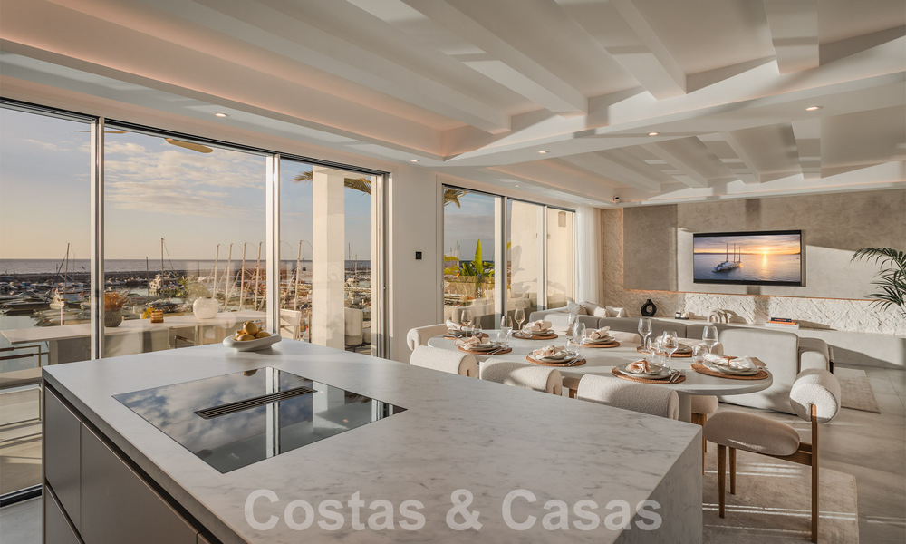 Modern gerenoveerd penthouse te koop, eerstelijns in de jachthaven van Puerto Banus, Marbella 63438