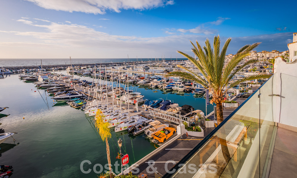 Modern gerenoveerd penthouse te koop, eerstelijns in de jachthaven van Puerto Banus, Marbella 63443