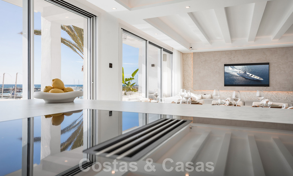 Modern gerenoveerd penthouse te koop, eerstelijns in de jachthaven van Puerto Banus, Marbella 63452