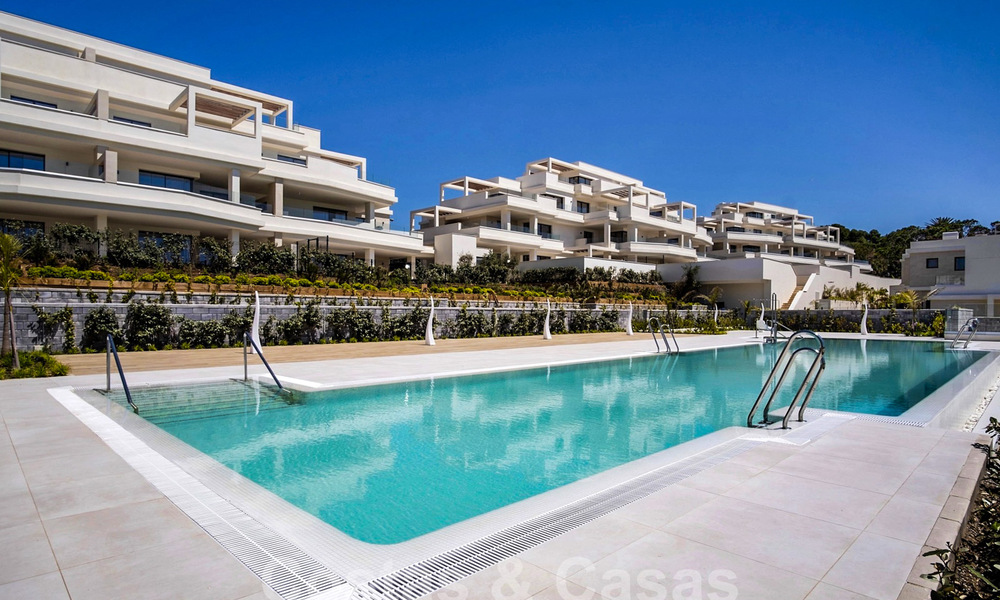 Modern tuinappartement te koop met zeezicht in een luxueus strandcomplex op de New Golden Mile, Marbella - Estepona 63395