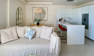 Modern tuinappartement te koop met zeezicht in een luxueus strandcomplex op de New Golden Mile, Marbella - Estepona 63402 
