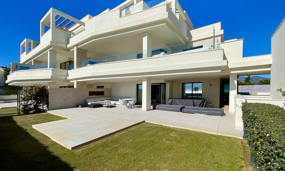 Modern tuinappartement te koop met zeezicht in een luxueus strandcomplex op de New Golden Mile, Marbella - Estepona 63413
